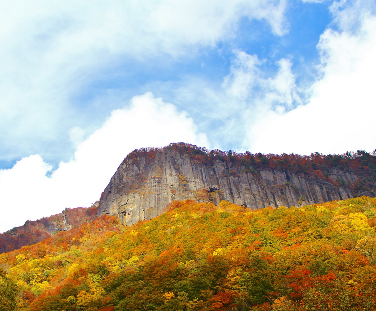 温泉も魅力の仙台市で滝や峡谷、寺院と紅葉のコラボにどっぷり